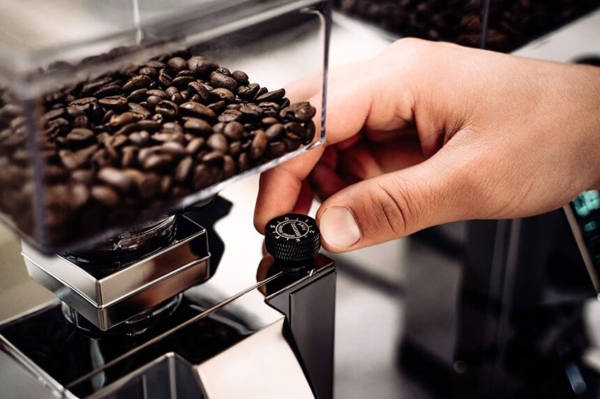 7 Espressomühlen Test - frische Kaffeebohnen per Knopfdruck zu Pulver verarbeiten (Frühling 2023)