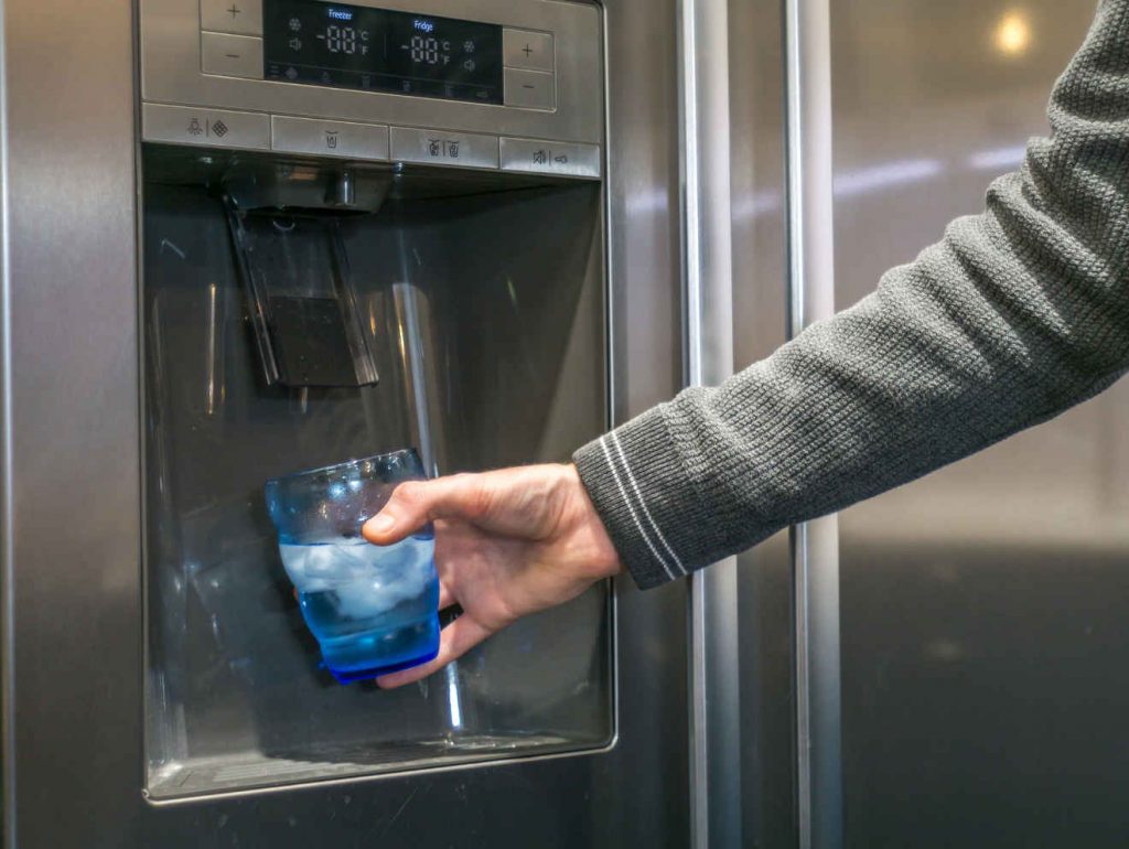7 Kühlschränke mit Eiswürfelspender Test – mit und ohne Festwasseranschluss